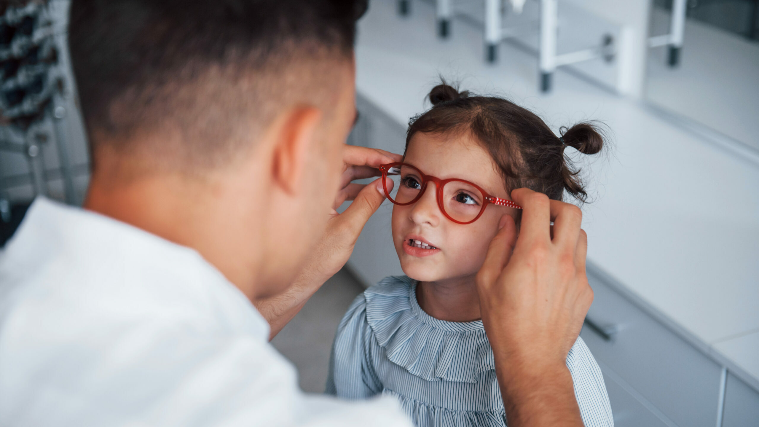 Combining DIMS spectacle lenses with atropine 0.01% in European children