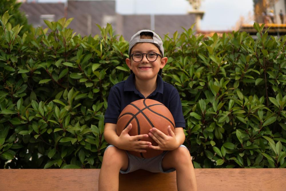 Boy basketball spectacles sports.jpg