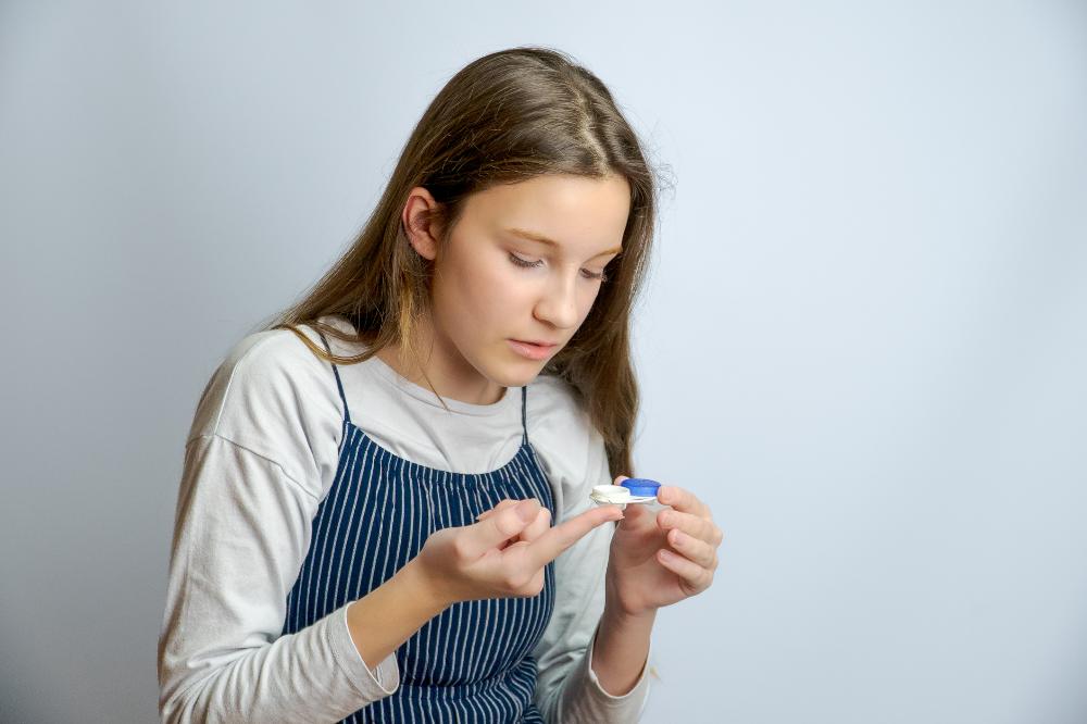 Preliminary observations from opaque-feature contact lenses in myopia