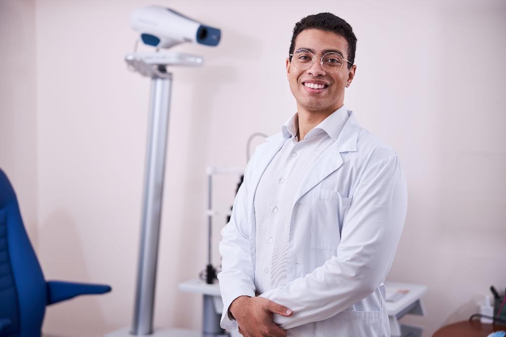 Cheerful eye doc_Optimizing distance vision with MiSight 1 day.jpg