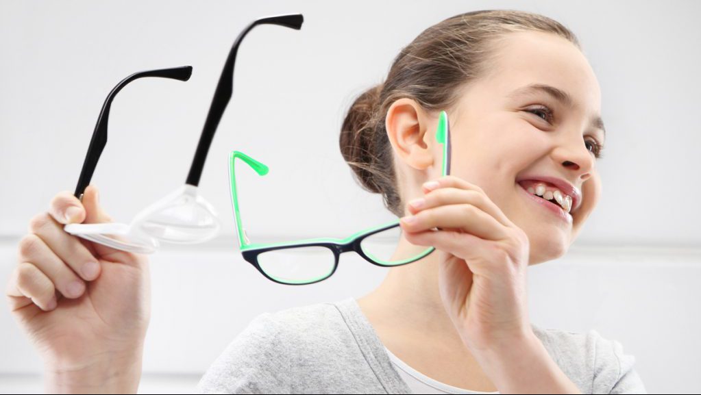 girl-choosing-glasses-1024x714-1-e1594690854112.jpg